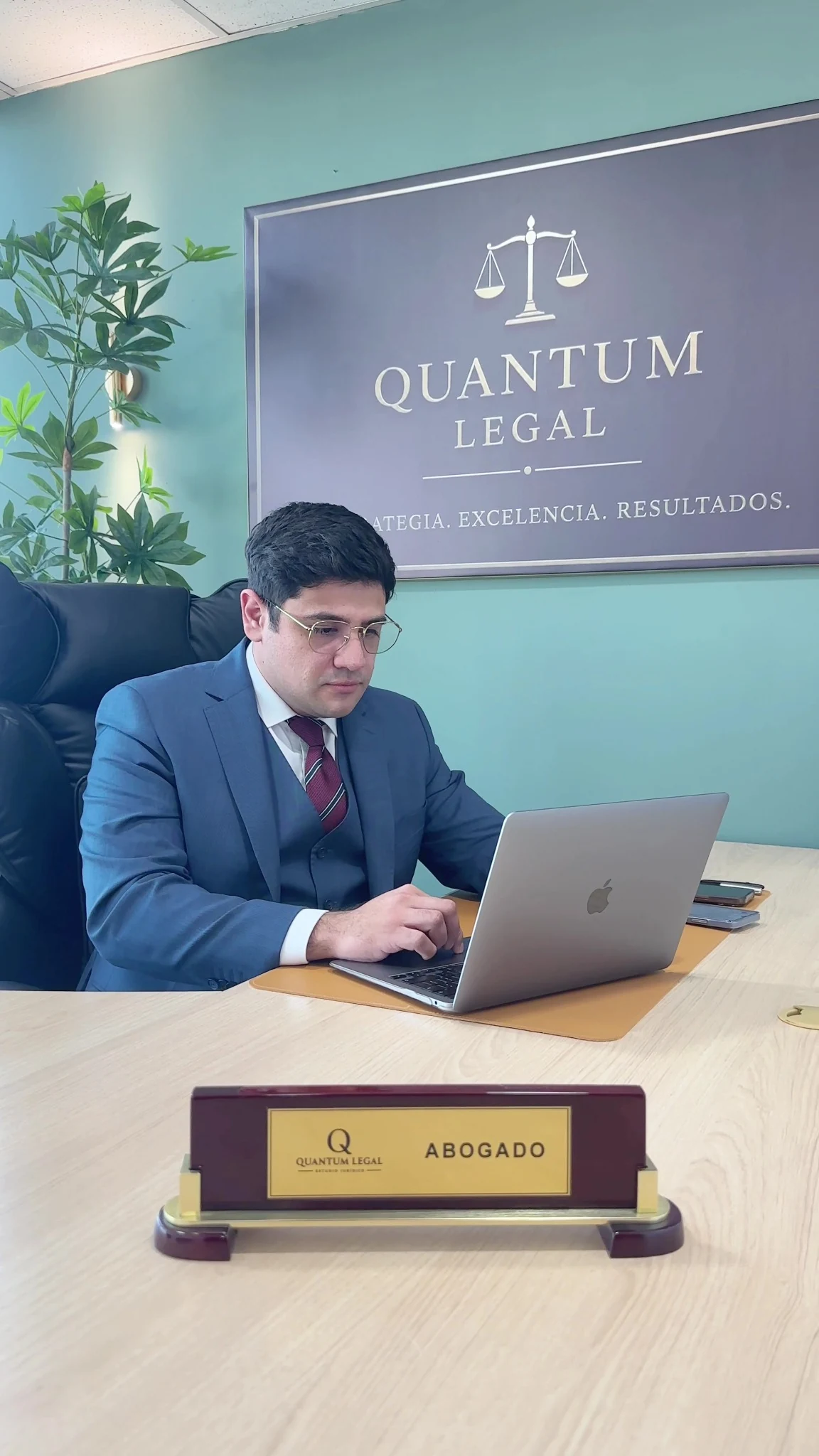 Abogado del estudio revisando antecedentes en su escritorio