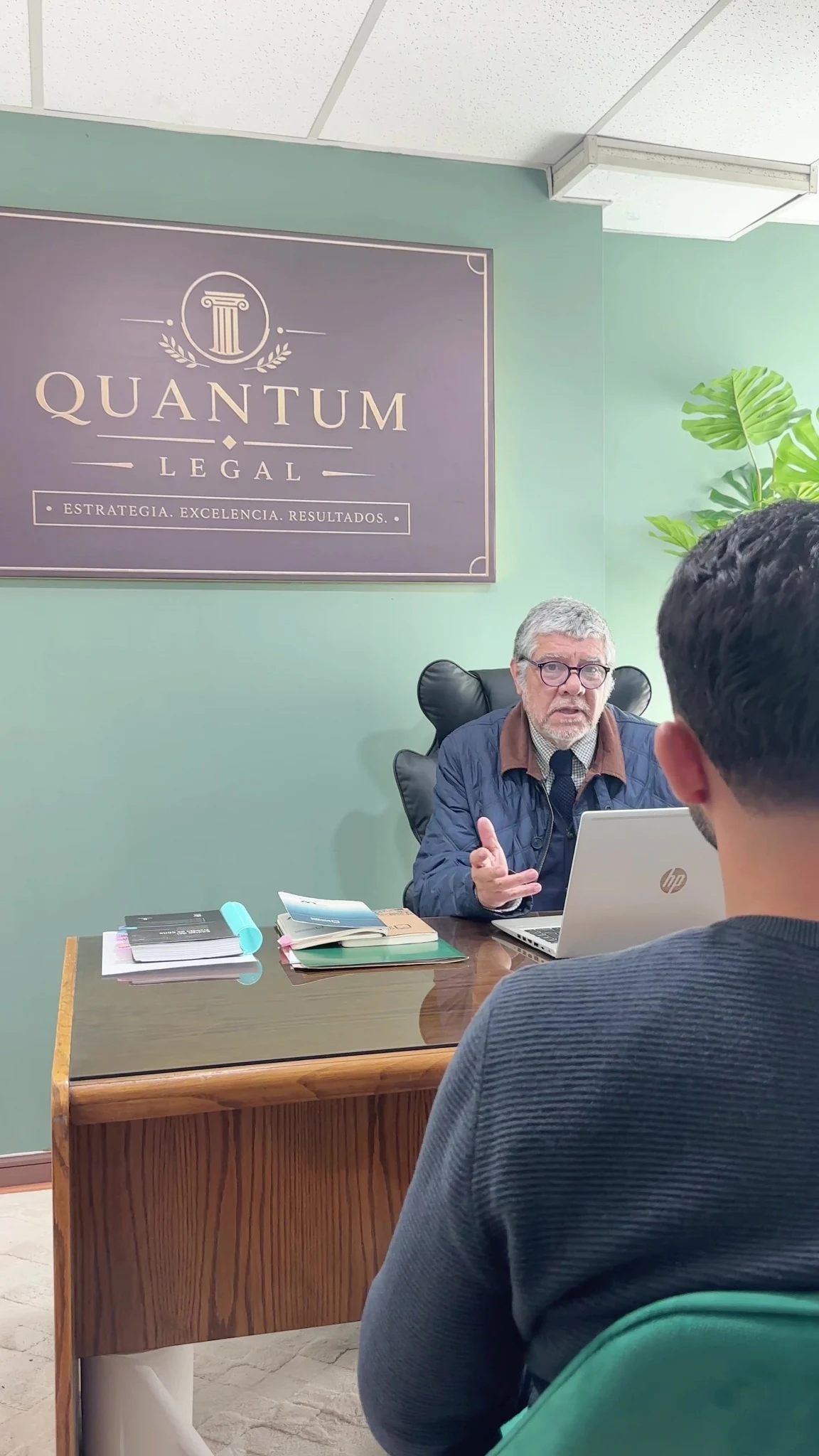 Reunión de asesoría jurídica en las oficinas de Quantum Legal